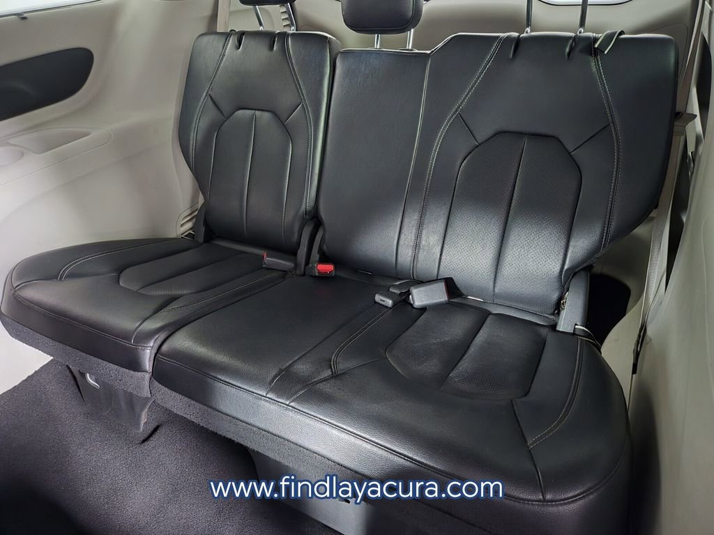 Used 2022 Chrysler Pacifica Touring-L image 13