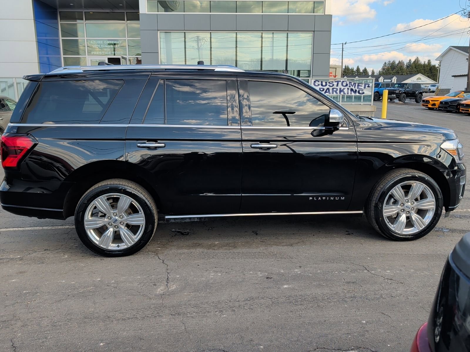 Used 2023 Ford Expedition Platinum image 2