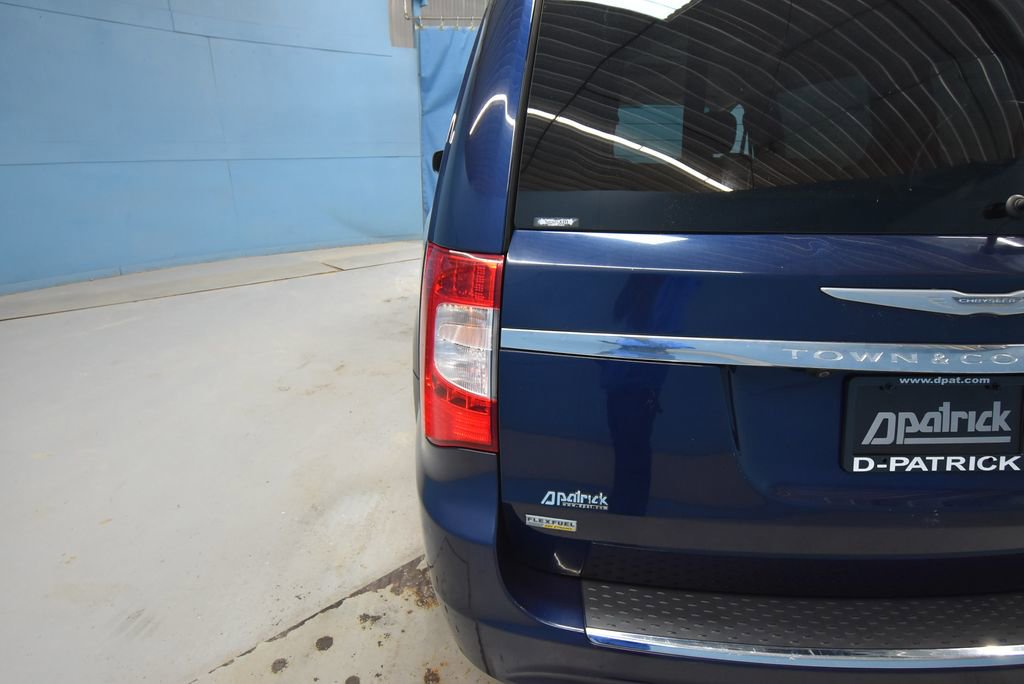 Used 2016 Chrysler Town & Country Touring FWD image 40