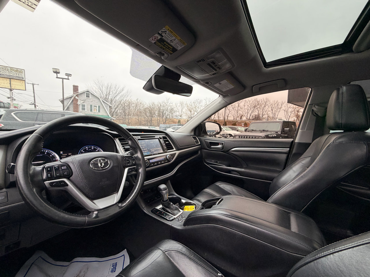 Used 2017 Toyota Highlander SE w/ Carpet Mat Package image 13