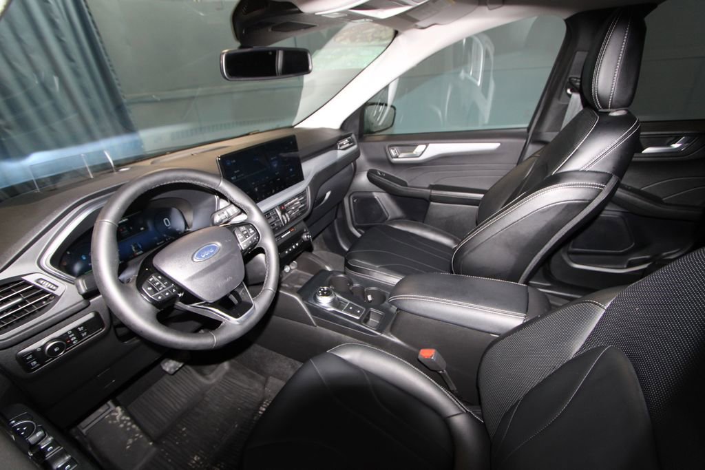 Used 2025 Ford Escape Platinum w/ Premium Technology Package AWD/4WD image 2
