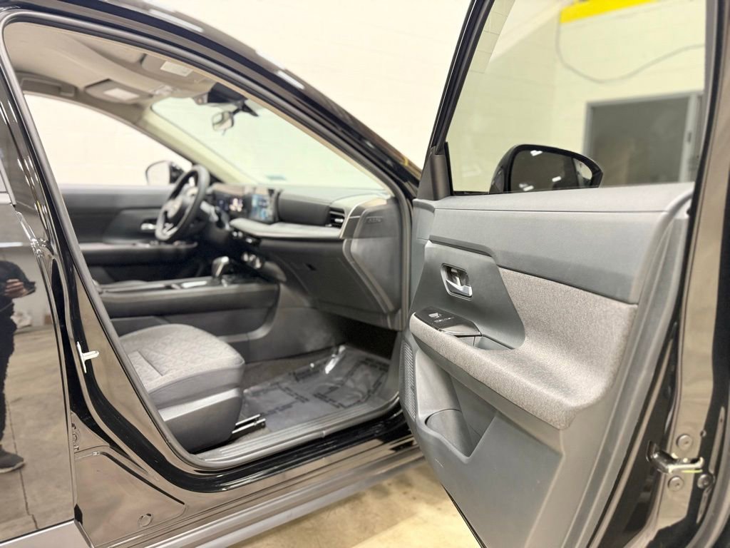 Used 2025 Nissan Kicks SV AWD/4WD image 39