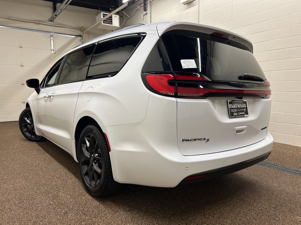 New 2026 Chrysler Pacifica Limited image 4