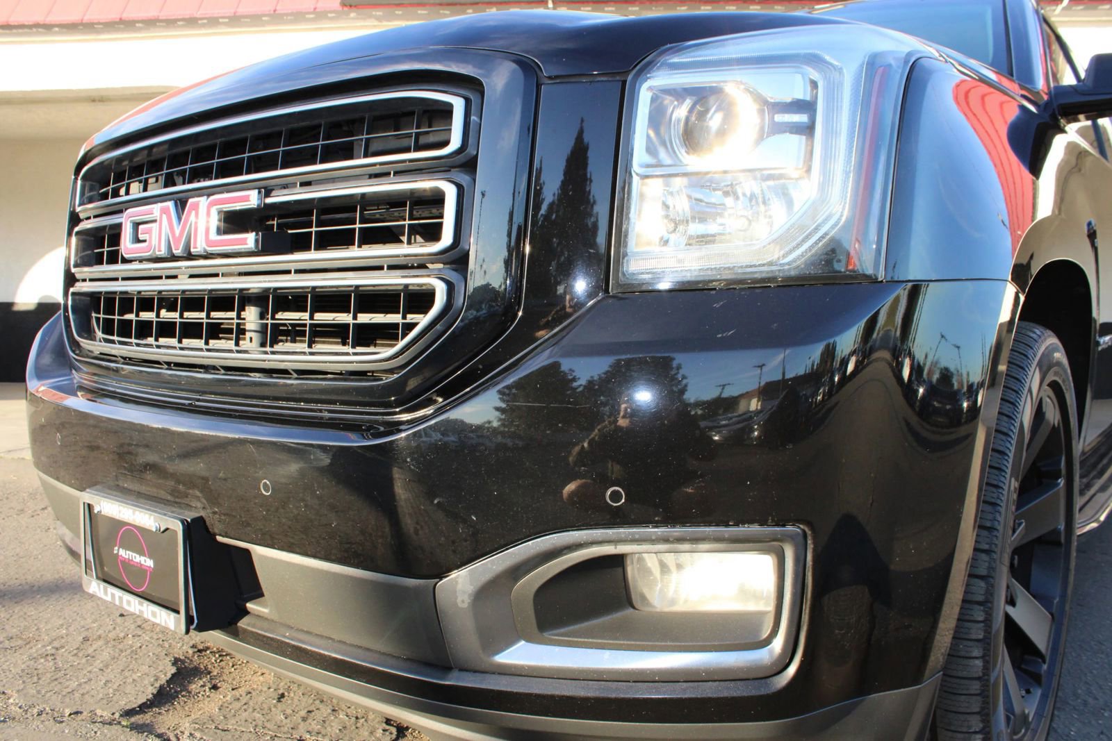 Used 2019 GMC Yukon XL SLT w/ Graphite Performance Edition image 3