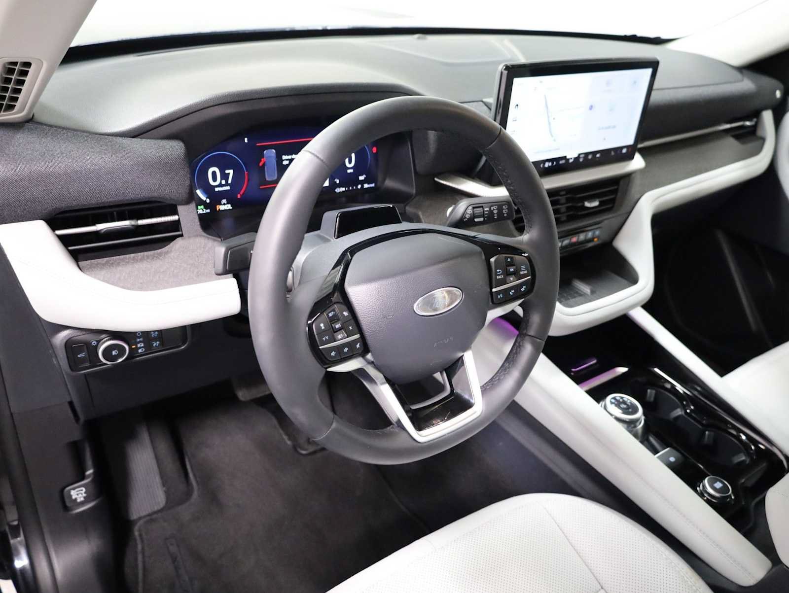 Used 2025 Ford Explorer Platinum w/ LUX Leather Package AWD/4WD image 4