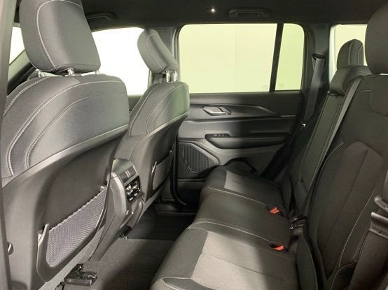 New 2025 Jeep Grand Cherokee Laredo image 15