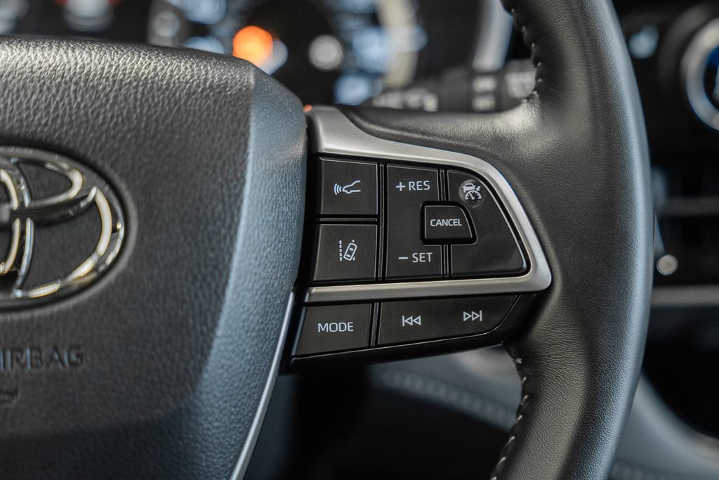 Used 2025 Toyota Highlander XLE AWD/4WD image 28