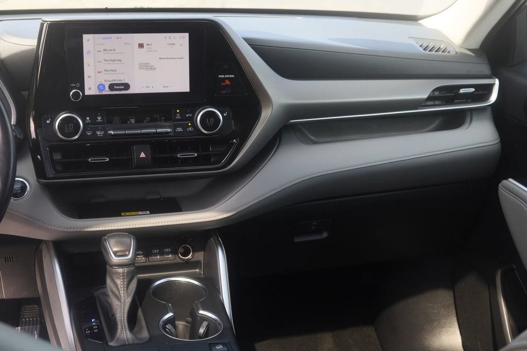 Used 2023 Toyota Highlander XLE AWD/4WD image 9