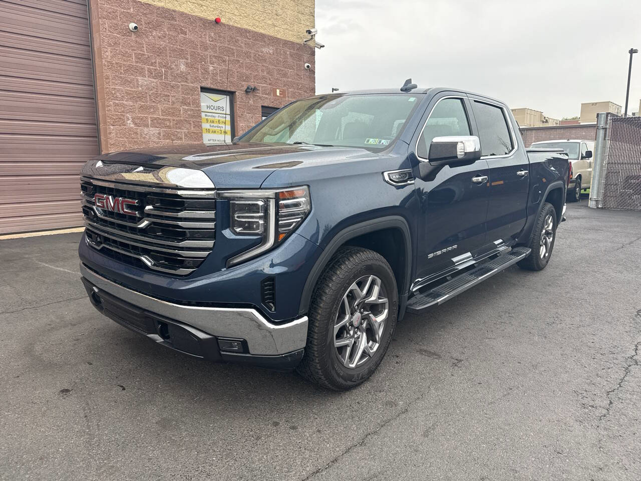 Used 2022 GMC Sierra 1500 SLT w/ SLT Premium Package AWD/4WD image 3