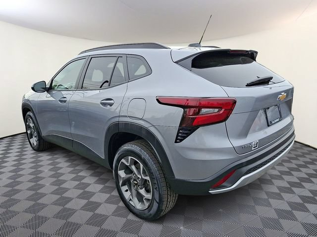Used 2025 Chevrolet Trax LT FWD image 4