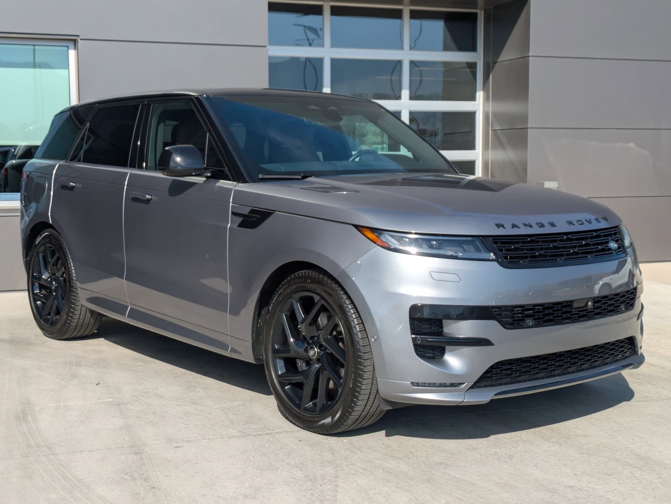 Used 2024 Land Rover Range Rover Sport Dynamic SE image 3