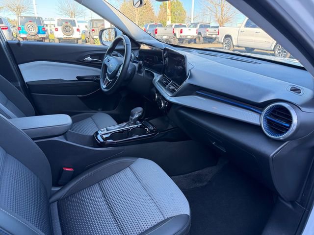 Used 2024 Chevrolet Trax LT w/ Driver Confidence Package image 31