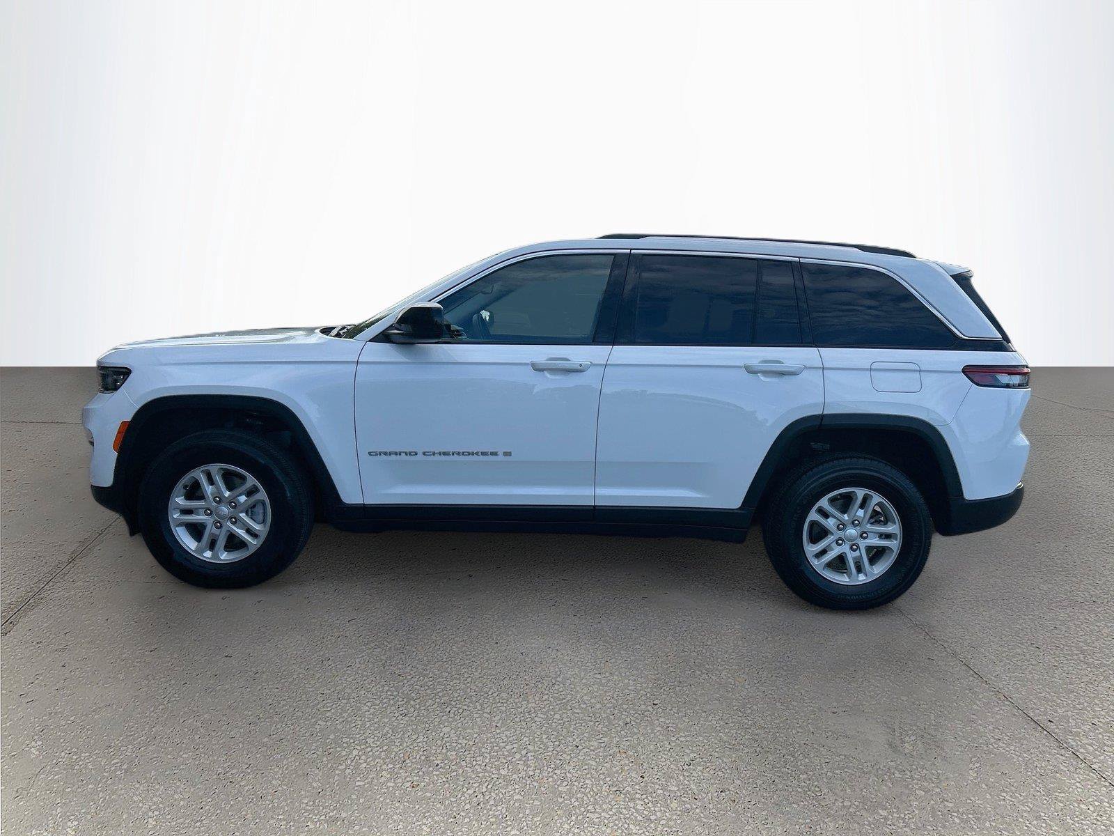 Used 2023 Jeep Grand Cherokee Laredo AWD/4WD image 7