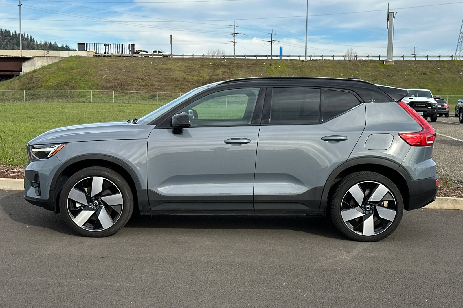 Used 2023 Volvo XC40 Recharge Ultimate image 6
