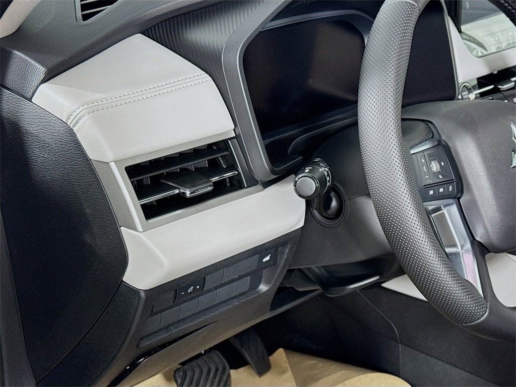 New 2025 Mitsubishi Outlander SE image 10