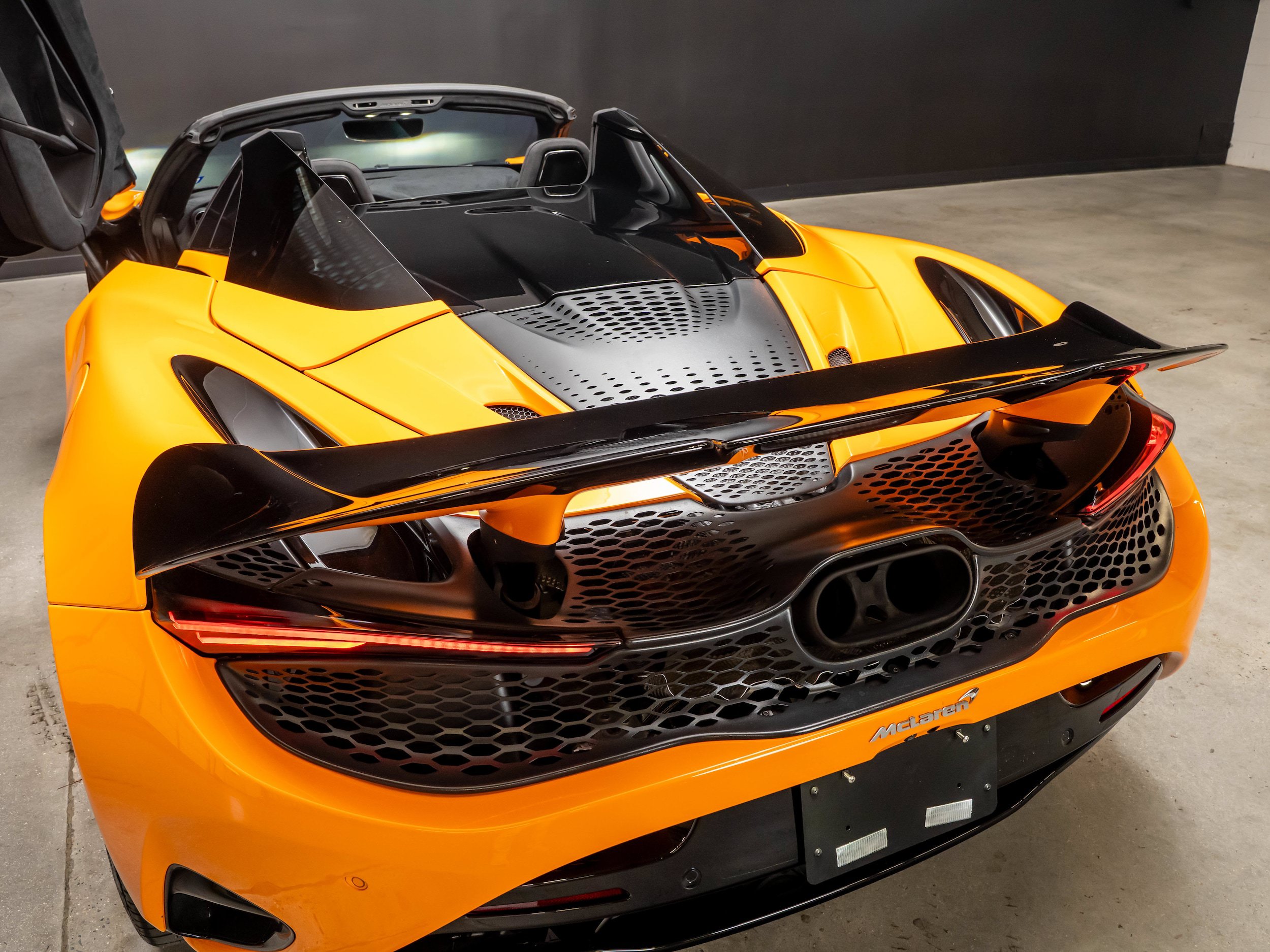 Used 2025 McLaren 750S Spider RWD image 33