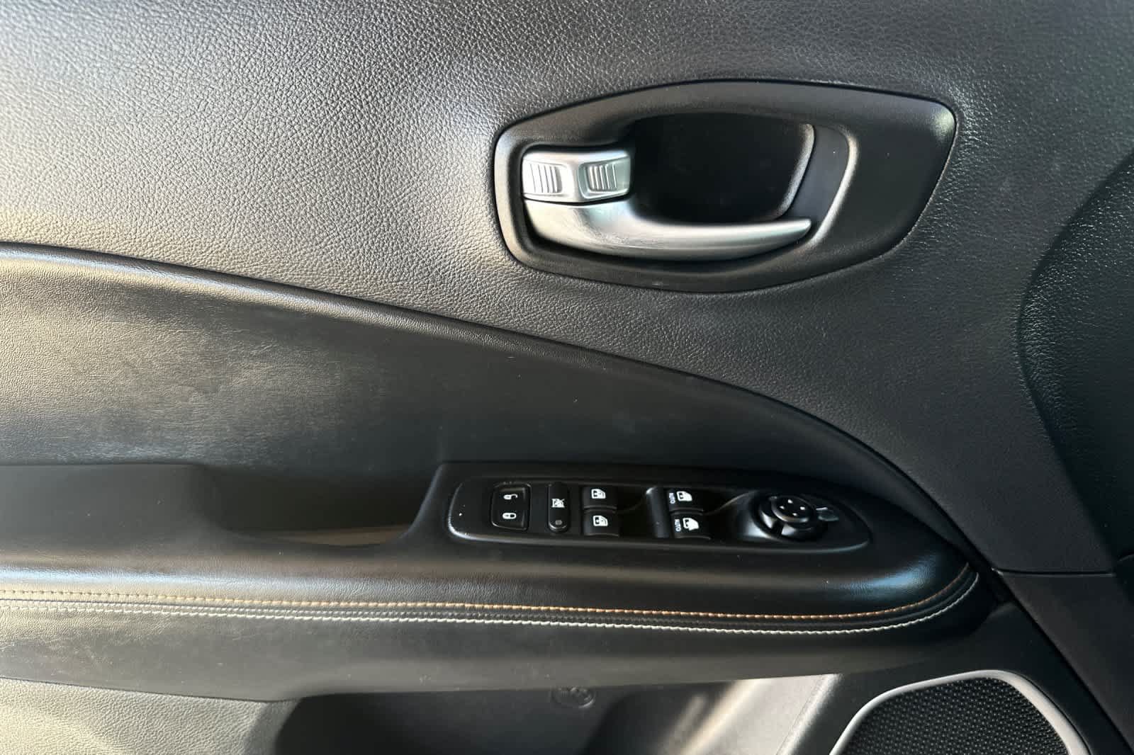 Used 2018 Jeep Compass Latitude w/ Popular Equipment Group FWD image 12