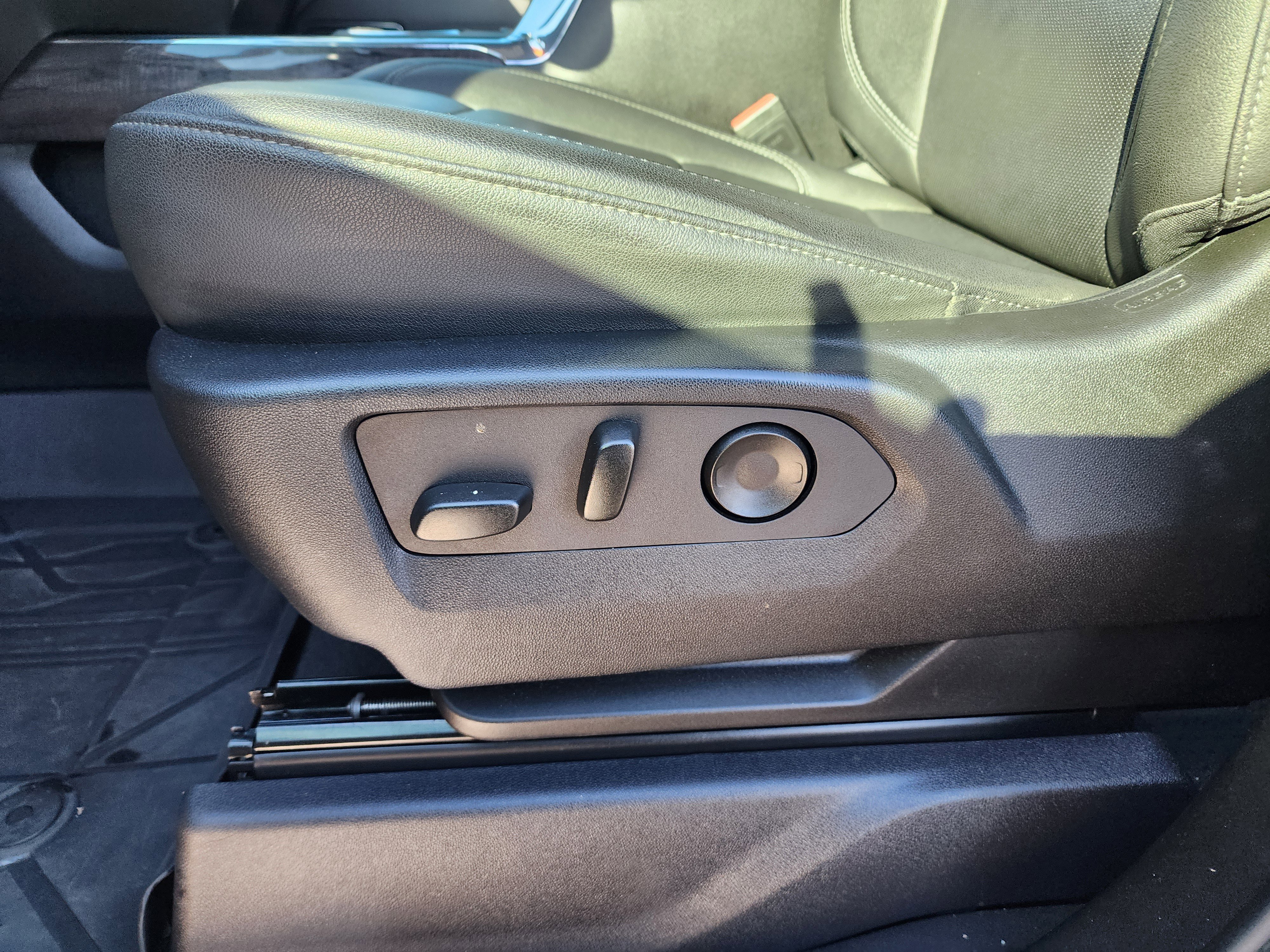 Used 2024 Chevrolet Silverado 2500 LTZ w/ LTZ Premium Package image 25