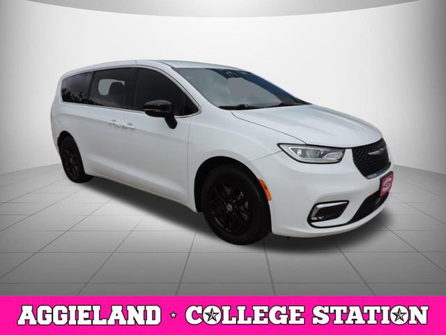 Used 2024 Chrysler Pacifica Touring FWD image 3