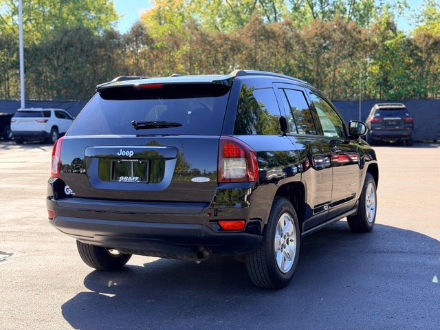 Used 2017 Jeep Compass Latitude FWD image 4