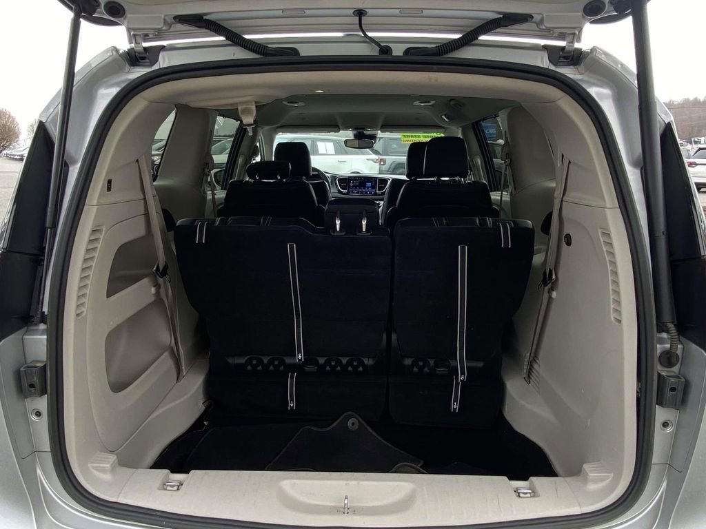 Used 2024 Chrysler Pacifica Touring-L image 29