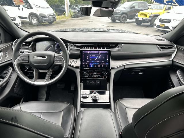 Used 2025 Jeep Grand Cherokee Limited AWD/4WD image 21