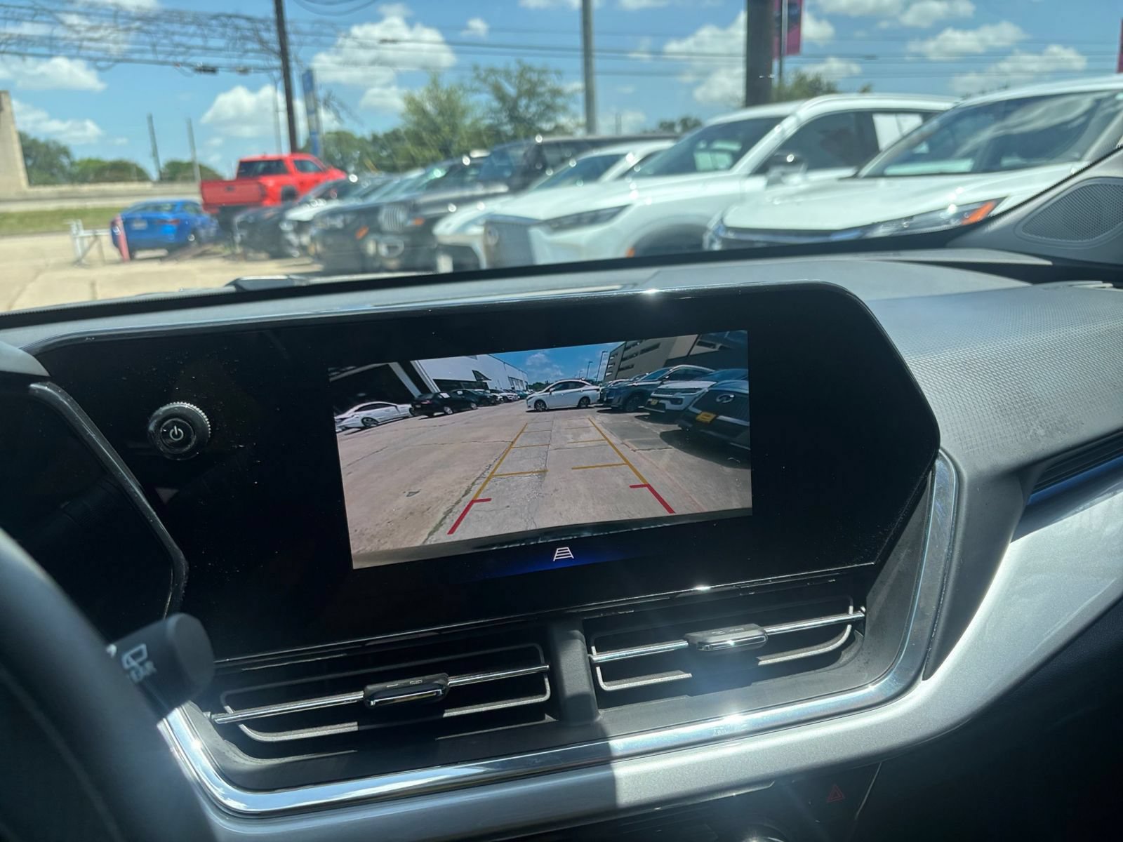 Used 2025 Chevrolet Trax LT FWD image 22