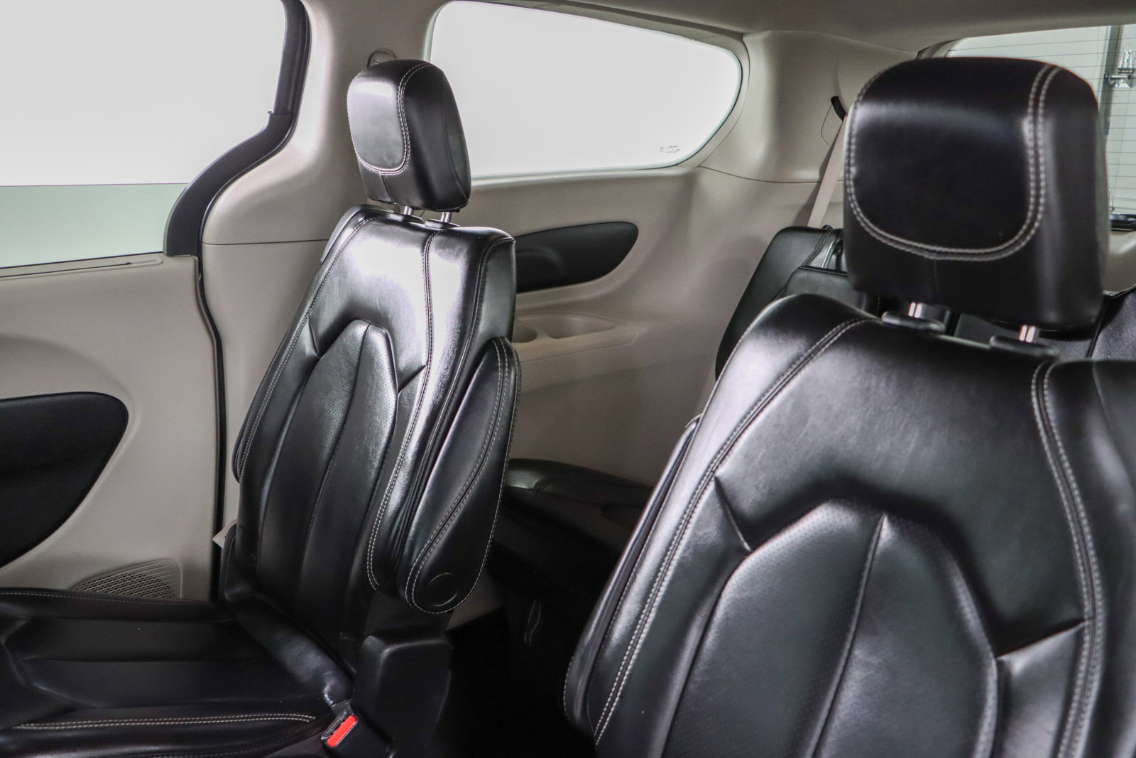Used 2023 Chrysler Pacifica Touring-L FWD image 24