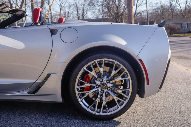 Used 2015 Chevrolet Corvette Z06 w/ 3LZ Preferred Equipment Group RWD image 5