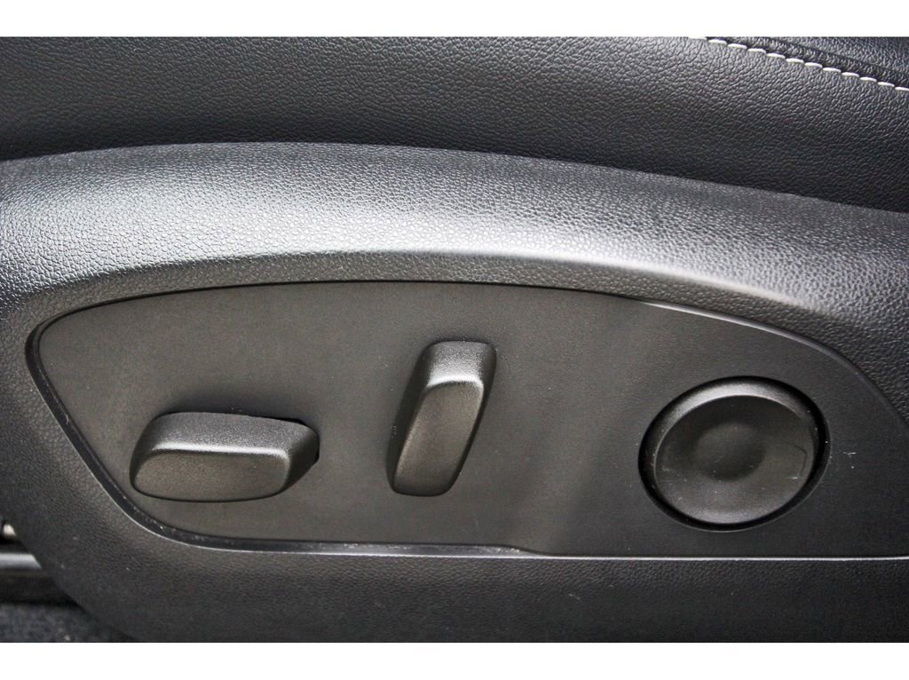 Used 2025 Chevrolet Traverse LT image 26