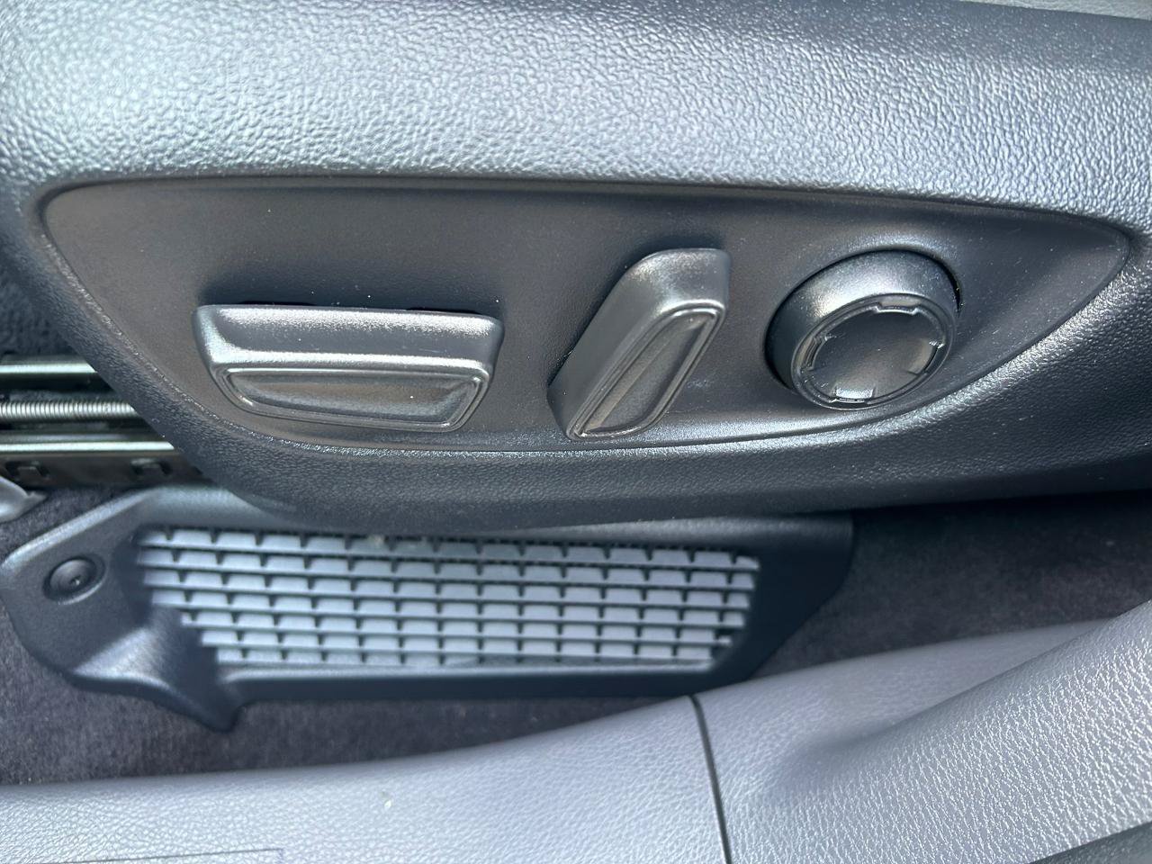 Used 2023 Toyota Sienna XLE AWD/4WD image 11