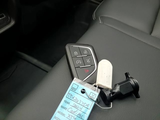 Used 2024 Cadillac XT4 Premium Luxury image 30