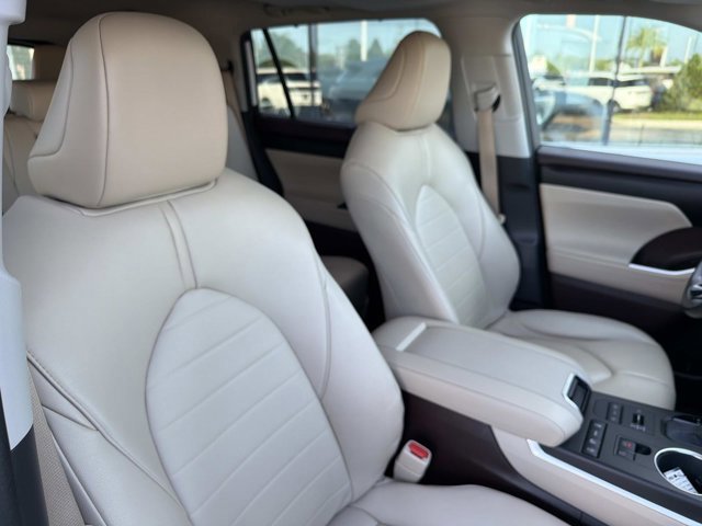 Used 2020 Toyota Highlander XLE AWD/4WD image 18