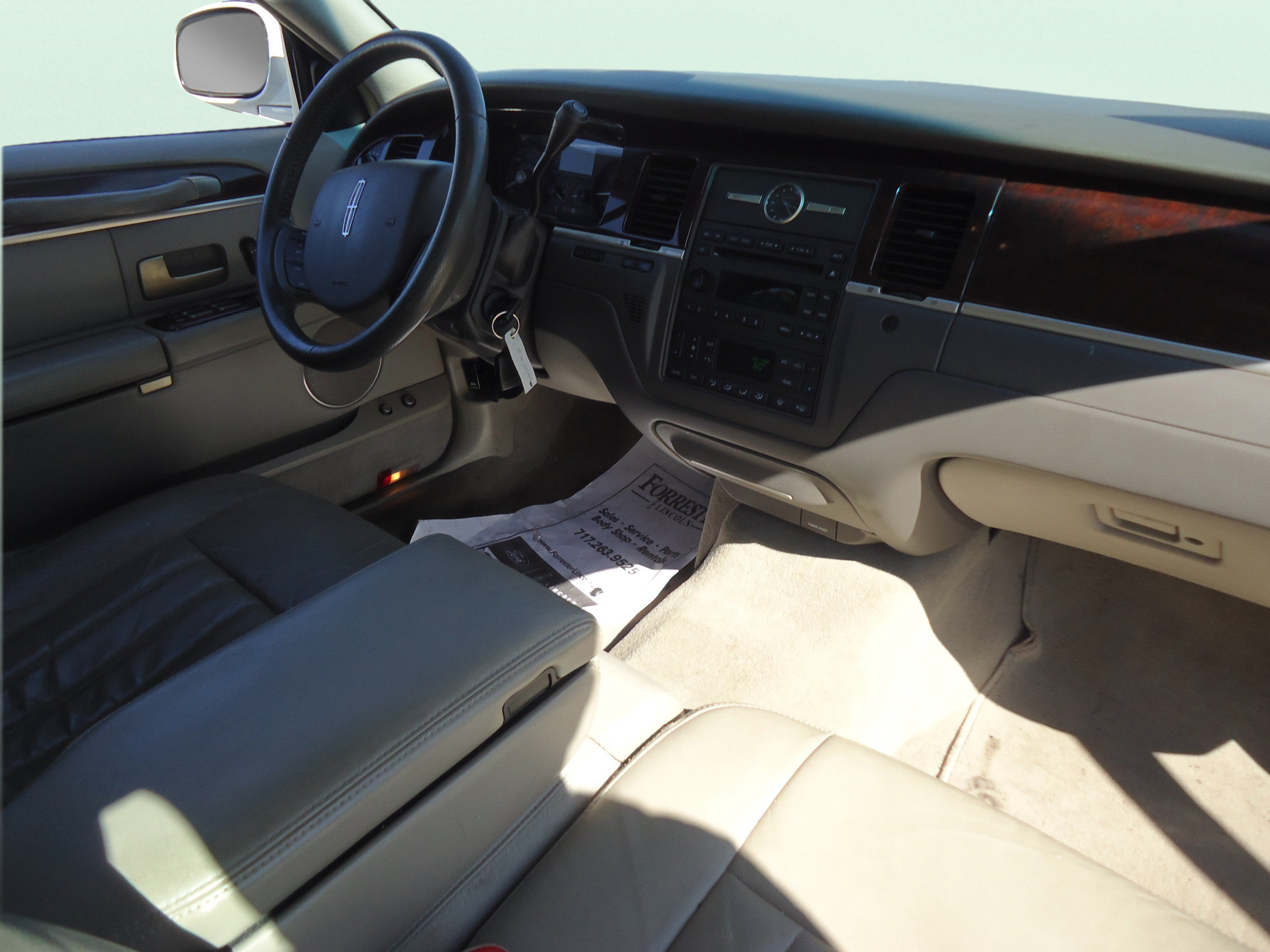 Used 2006 Lincoln Town Car Signature RWD image 23