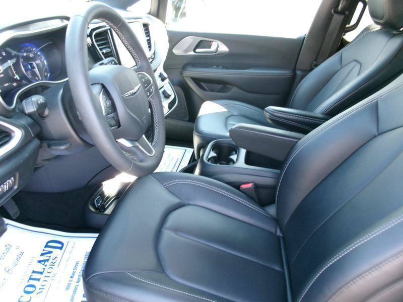 Used 2025 Chrysler Pacifica Select FWD image 14