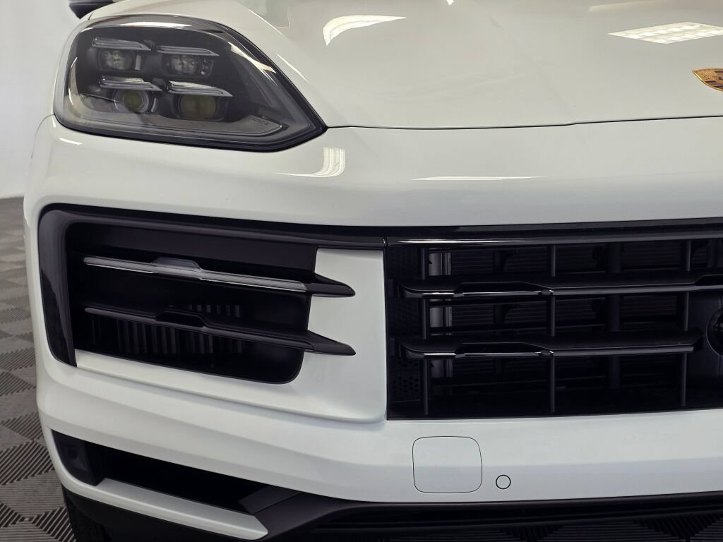 Certified 2025 Porsche Cayenne Coupe AWD/4WD image 33