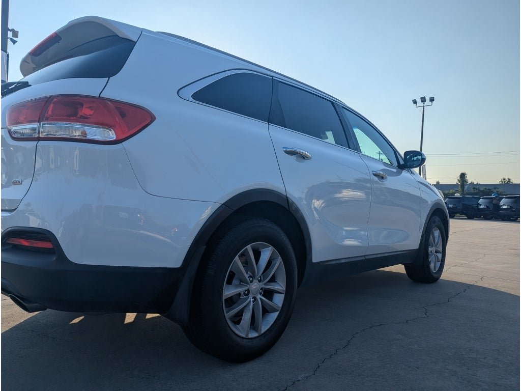 Used 2018 Kia Sorento FWD image 2