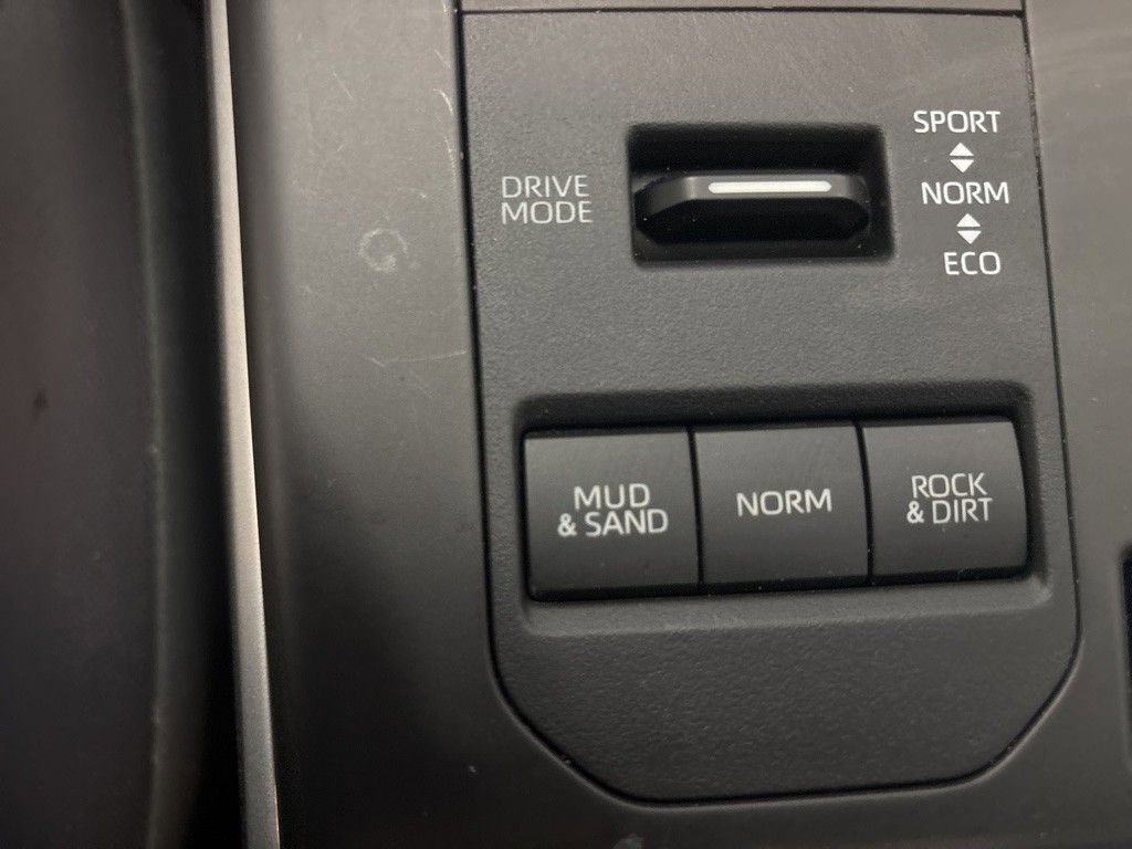 Used 2021 Toyota Highlander LE image 25