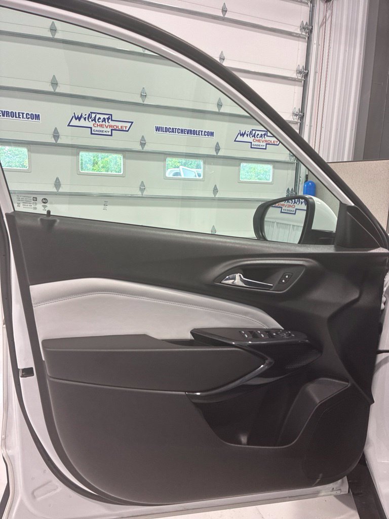Used 2025 Chevrolet Trax LT FWD image 14