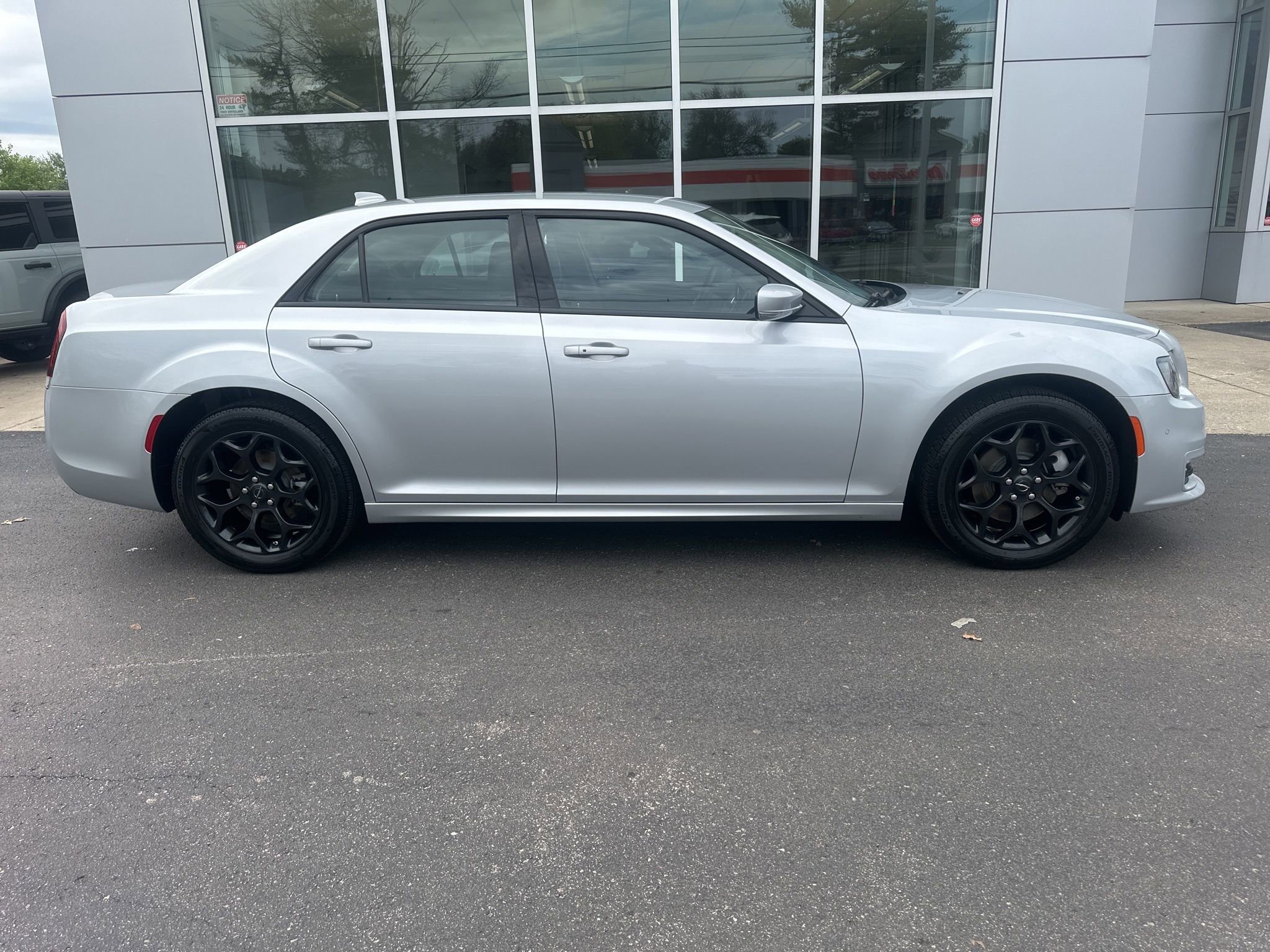 Used 2023 Chrysler 300 Touring L w/ Comfort Group AWD/4WD image 6