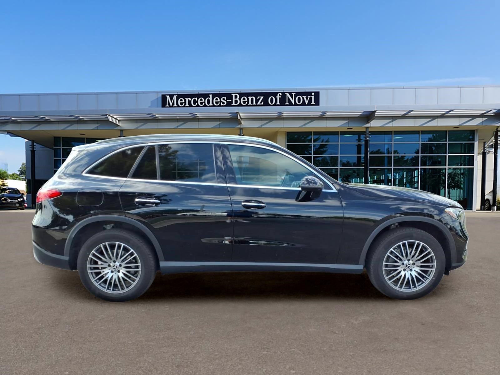 Used 2025 Mercedes-Benz GLC 300 4MATIC image 6
