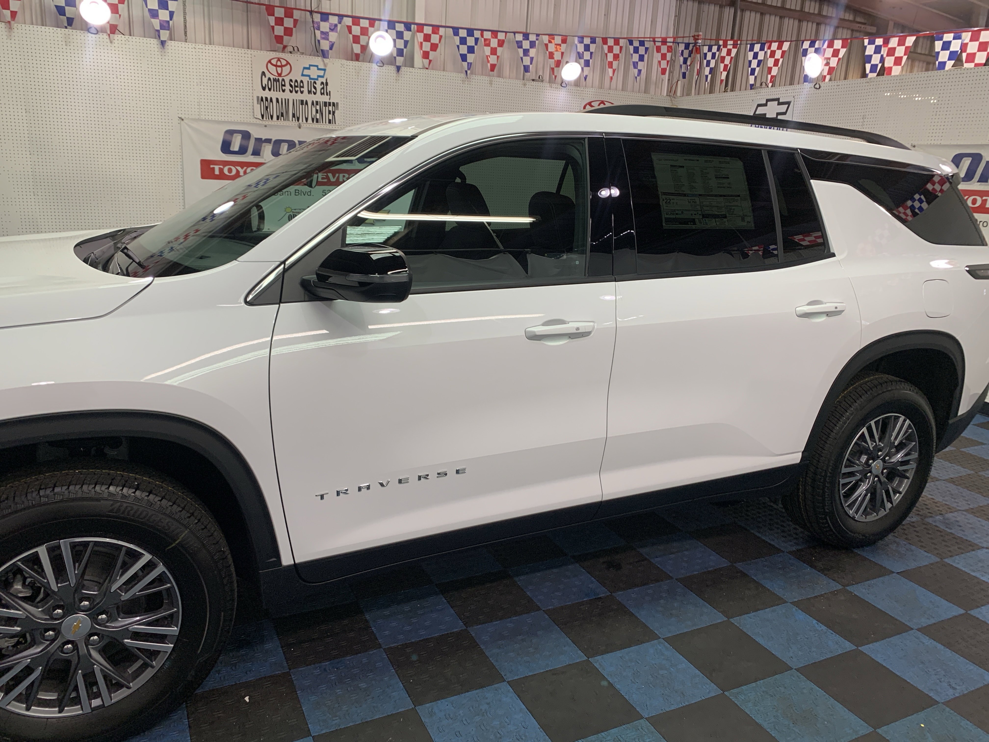 New 2026 Chevrolet Traverse LT image 2