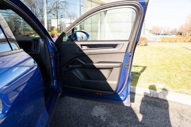 Used 2025 Porsche Cayenne GTS image 31