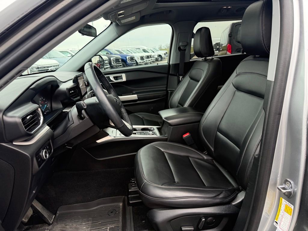 Used 2023 Ford Explorer XLT w/ Equipment Group 202A image 6