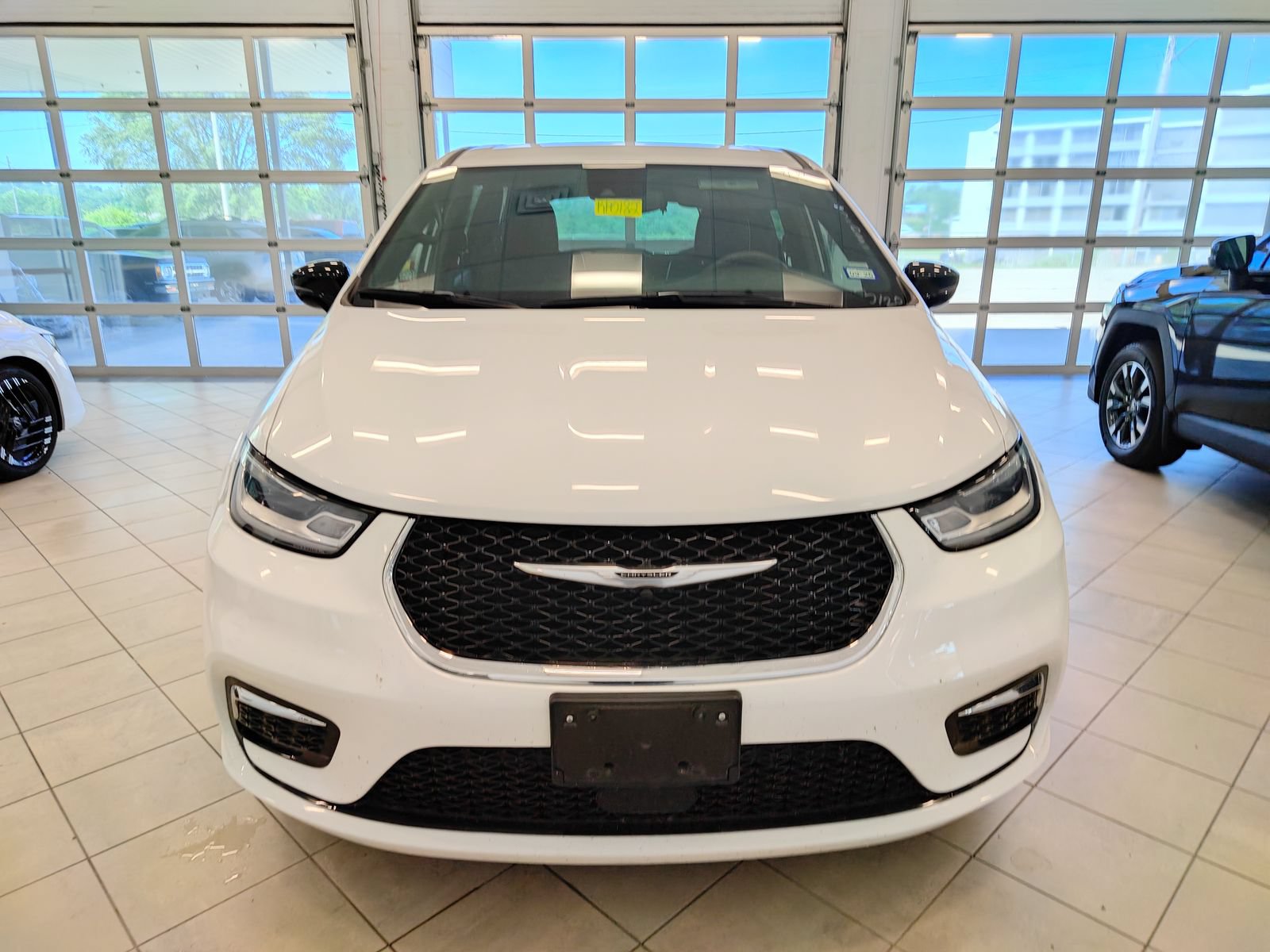 Used 2025 Chrysler Pacifica Select FWD image 7