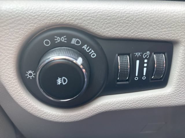 Used 2023 Chrysler Pacifica Touring-L FWD image 16