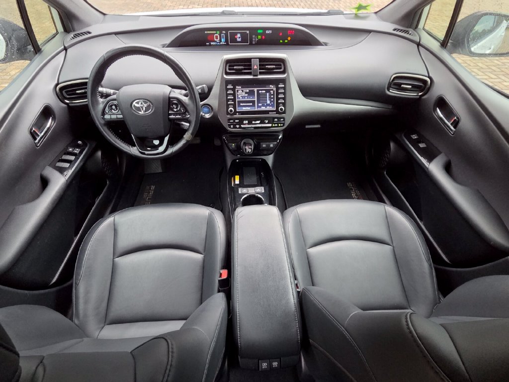 Used 2021 Toyota Prius FWD image 4