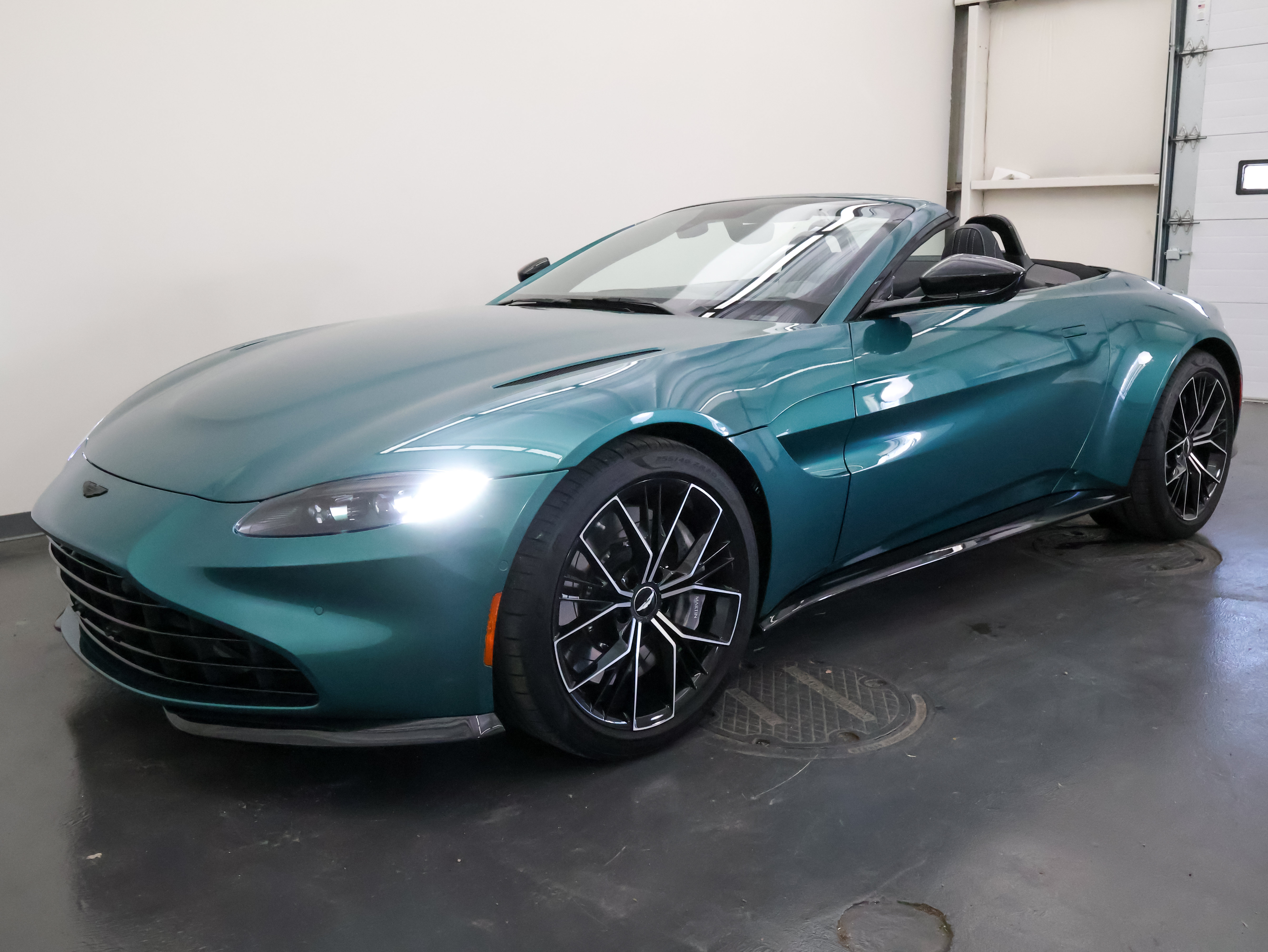 Used 2023 Aston Martin V8 Vantage Roadster RWD image 8