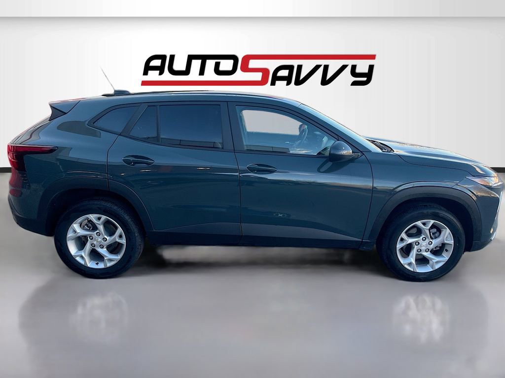 Used 2025 Chevrolet Trax LS w/ LS Convenience Package image 8