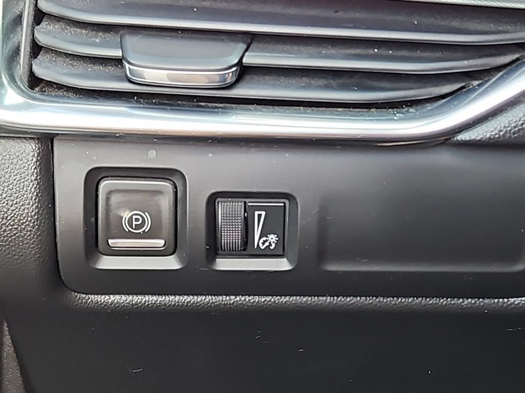 Used 2022 Cadillac XT4 Premium Luxury w/ Safety Alert Package FWD image 23